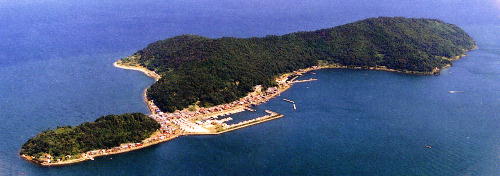 琵琶湖に浮かぶ沖島の写真